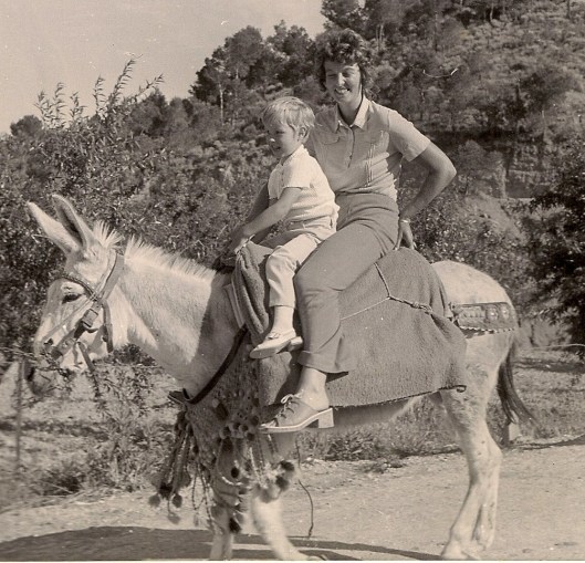 1971 Spanje Ira en Tineke op ezel - kopie
